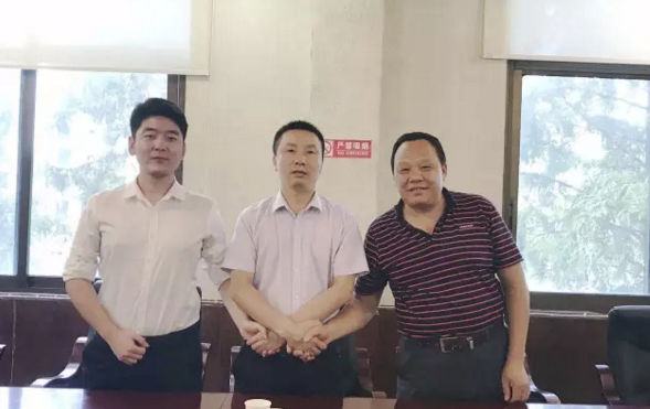 陪同金銀花種植深加工投資選址項目方考察湖南慈利縣,達成合作共識,三方共同簽訂投資意向協(xié)議 陪同金銀花種植深加工投資選址項目方考察湖南慈利縣,達成合作共識,三方共同簽訂投資意向協(xié)議