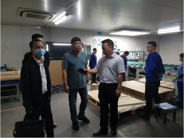 陪同政府園區(qū)赴特種玻璃深加工投資選址項目方對接考察，深度交流，為合作奠定堅實基礎(chǔ)
