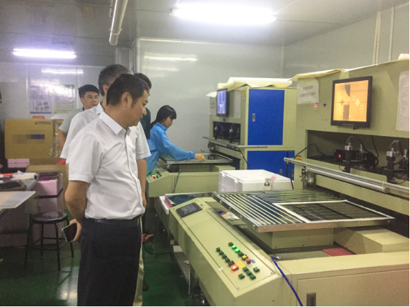 陪同政府園區(qū)赴液晶顯示屏投資選址項目方對接考察，積極轉(zhuǎn)化考察實效，推進項目合作進程