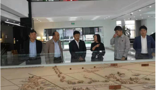 陪同政府園區(qū)赴特色田園綜合體投資選址項目方對接考察，達成繼續(xù)推進意向