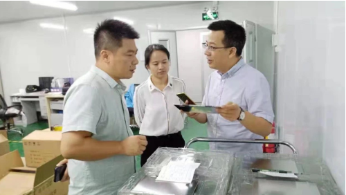 深圳分公司陪同政府園區(qū)赴高端顯示屏投資選址項(xiàng)目方對(duì)接考察，全面加快項(xiàng)目建設(shè)進(jìn)度