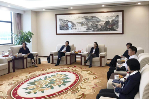 陪同政府園區(qū)對接考察高端包裝戶外型材投資選址項目，深化對接合作，推進項目加快落地