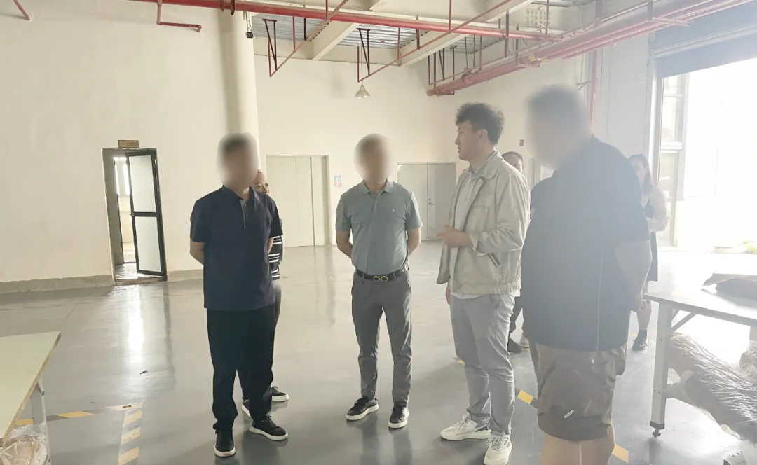 與國內(nèi)外一線服飾品牌長期合作！戶外服飾擴(kuò)建投資選址項(xiàng)目方反向考察云南某地方政府