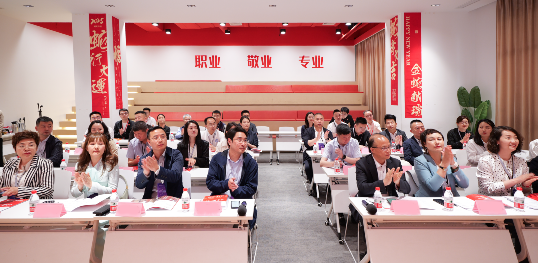 抱團突圍，以專業(yè)招商平臺之力，護航企業(yè)行穩(wěn)致遠(yuǎn)！陜西工商管理碩士學(xué)院2025屆EMBA企業(yè)家一行蒞臨集團考察調(diào)研